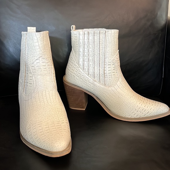 Seven7 Brand Eve Boot - Picture 2 of 4